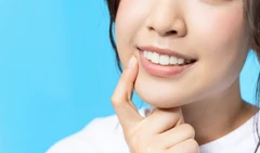 Direct Veneer Komposit 2 Gigi oleh drg. Spesialis Prostodonsia di Akatara Clinic