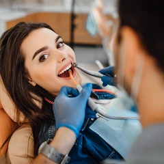 Penambalan Estetik Gigi Depan dengan Bahan Komposit Sinar Laser di Ruang Dental Clinic