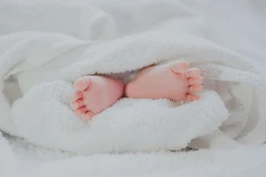 Pijat Bayi di Bidan Herni