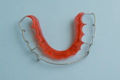 Removable Retainer per Rahang di Klinik Edelweiss