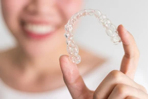 Retainer Lepasan Clear 2 Rahang di Brillo Dental Care