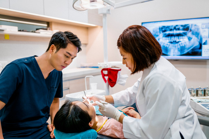 Pemasangan Behel Metal oleh drg. Umum di Brillo Dental Care
