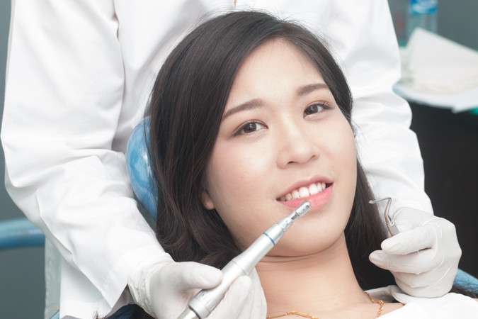 Bongkar Direct Veneer per Gigi oleh drg. Spesialis di Smile Up Dental Clinic