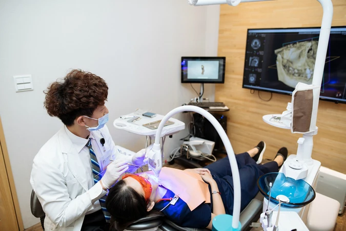 Bleaching Gigi dengan Zoom Whitening System di Dentalogy Dental Care