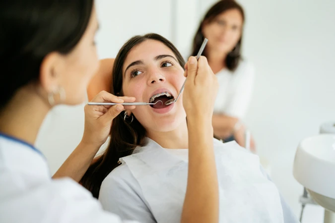 Scaling Gigi + Stain Removal di Natura Dentica Dental Studio