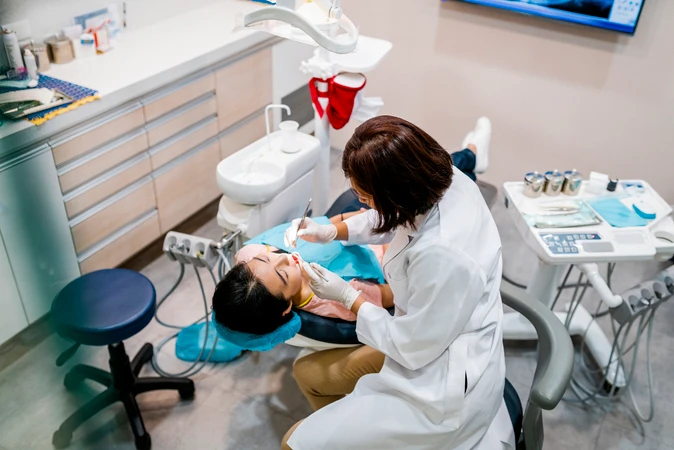 Tambal Gigi Resin Komposit atau Glass Ionomer Cement di Brillo Dental Care