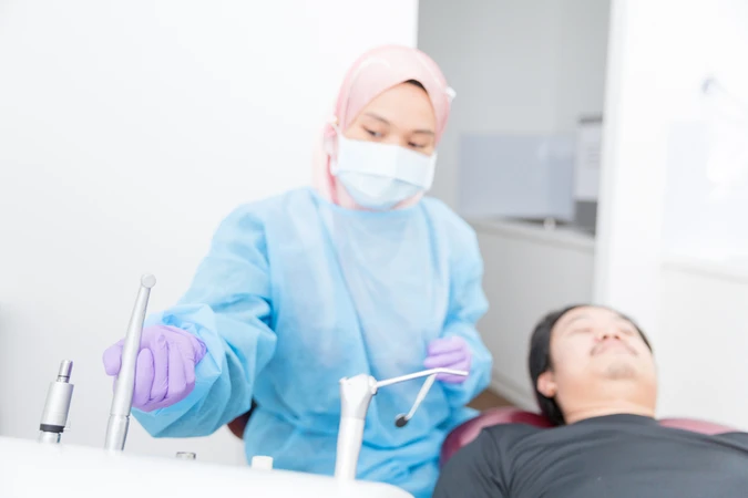 Operasi Gigi Bungsu oleh drg. Spesialis Bedah Mulut di Klinik Gigi Dewi