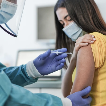 Injeksi Vitamin C (Home Service JADETABEK) di Klinik Glowing Anti Aging & Wellness