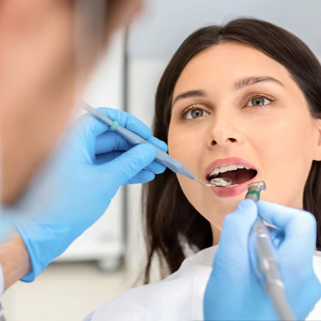 Penambalan Estetik Gigi Belakang dengan Bahan Komposit Sinar Laser di Ruang Dental Clinic