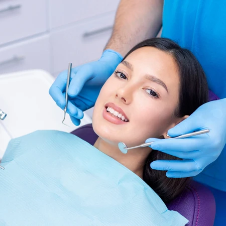 Cabut Gigi Sisa Akar di Ruang Dental Clinic