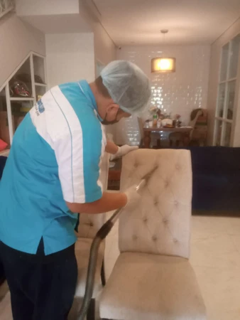 Hydrovacuum Kursi Makan + Senderan di Robo Cleanup